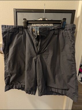 Men's Flat Columbia Front Shorts in Charcoal Gray